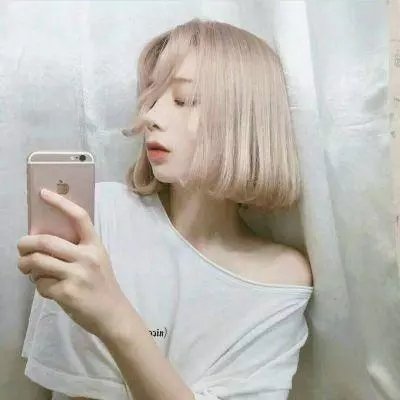 昂首挺胸